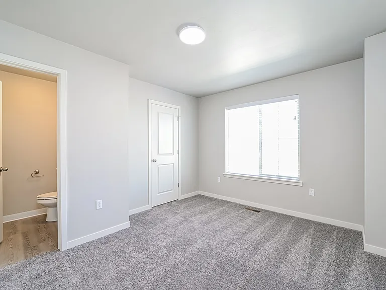 009-photo-main-bedroom-13945242