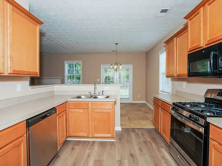 1000 Maple Leaf Dr — Photo 10