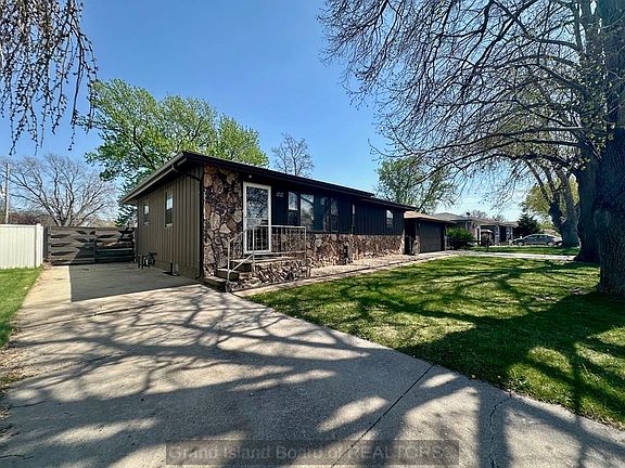 3rd image of 1717 N Custer Ave