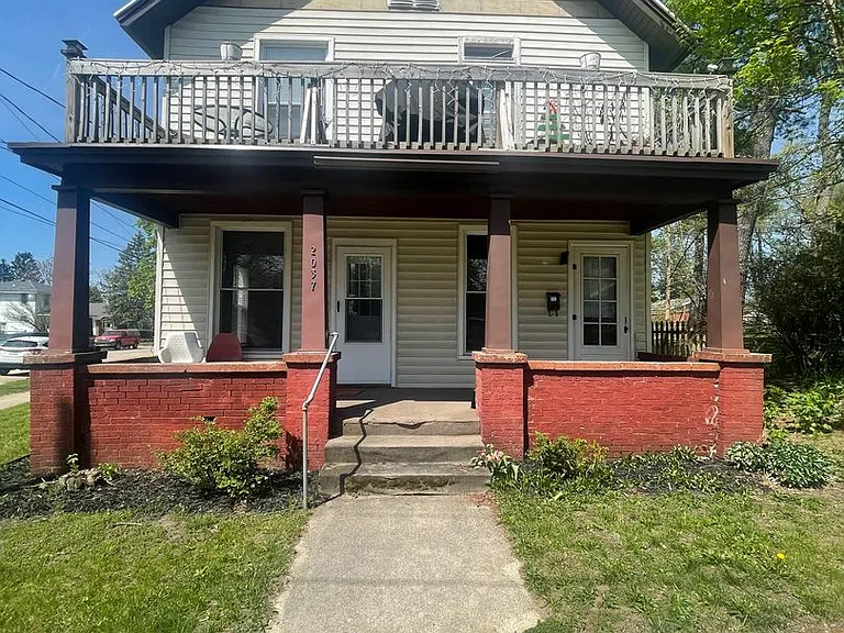 2037 Paris Ave NE — Photo 1