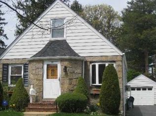 39 Primrose Dr, New Hyde Park, NY 11040