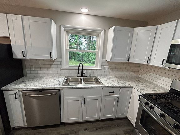 3rd image of 3895 Daytona Dr