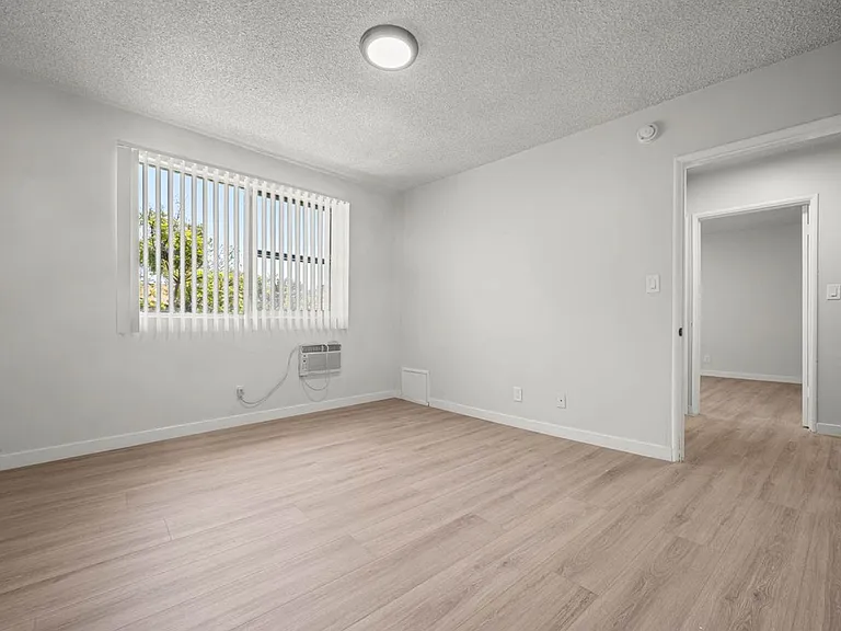 3907 Roxanne Ave — Photo 22