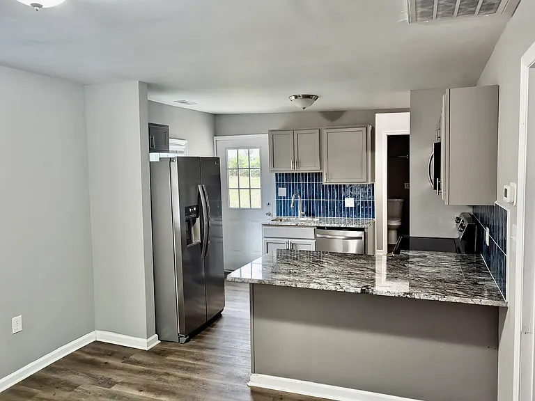 457 Fewell St — Photo 4
