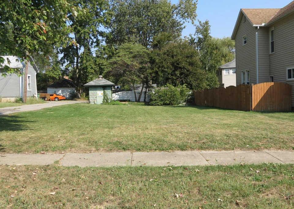 1st image of 212 W 4th St
