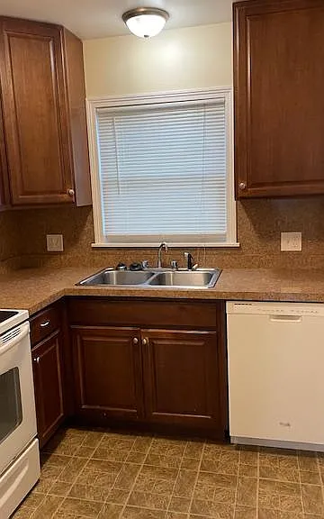 931 Durant St — Photo 6