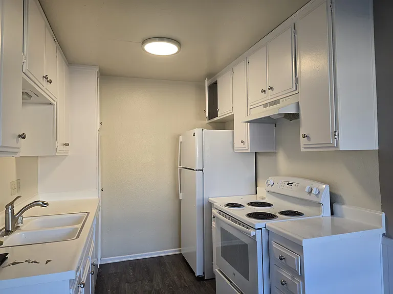 Valley House Apartments — Photo 6