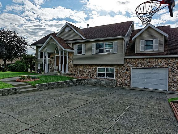 3rd image of 24 Valleyview Ave