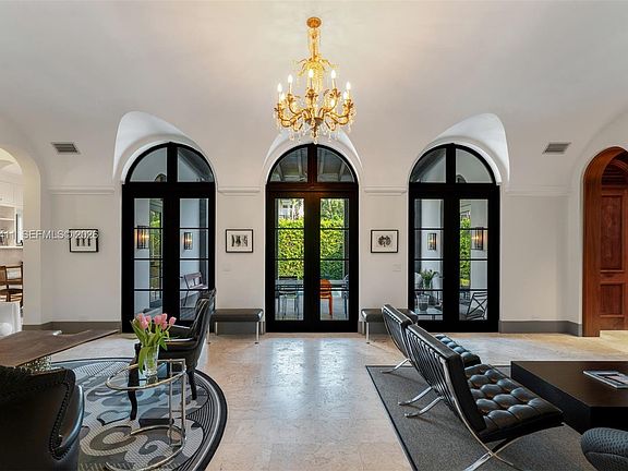 2nd image of 465 Hampton Ln