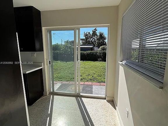 4th image of 628 W 17th St #628