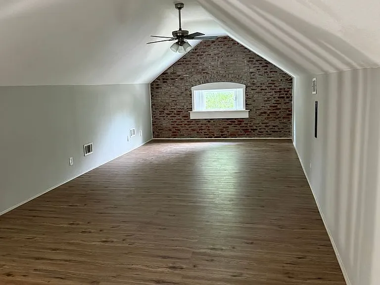 452 Whitelaw Ave — Photo 3