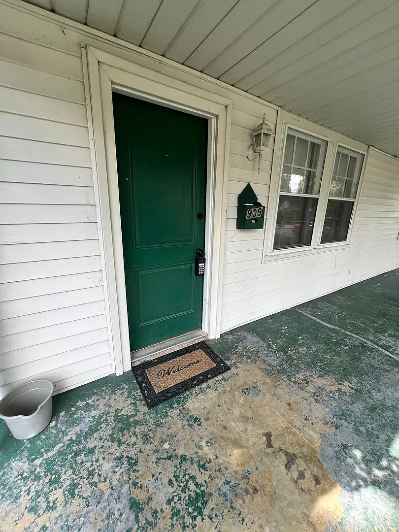 909 Bryan Street - Move In Special — Photo 1