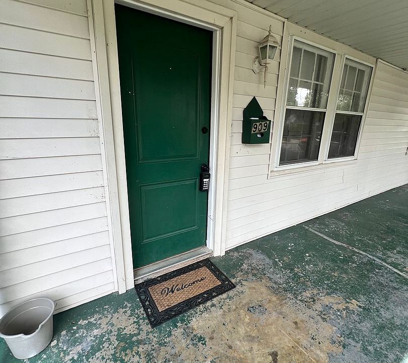 1st image of 909 Bryan St