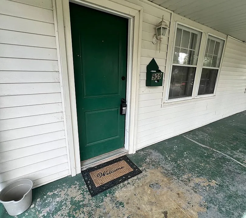 909 Bryan St