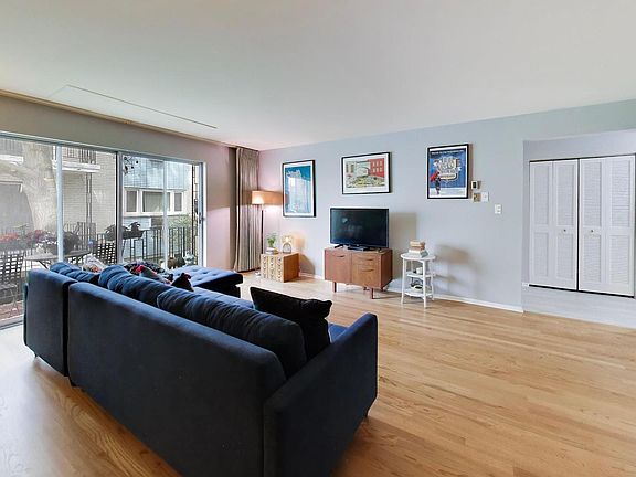 4th image of 1125 W Lunt Ave APT 203