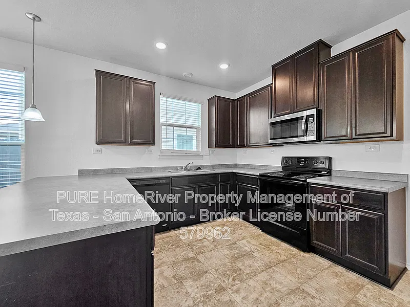 4 bed, 2.5 bath, 2235 sqft, $1,995 — Photo 4
