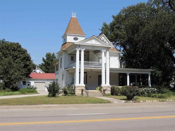 511 Crawford St, Clay Center, KS 67432