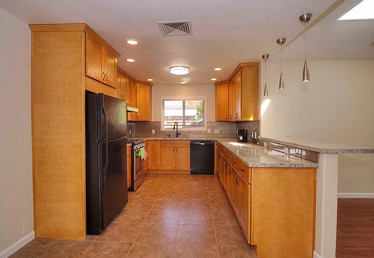 Kitchen: New granite countertops+tile flooring, Open kitchen floorplan with bar seating