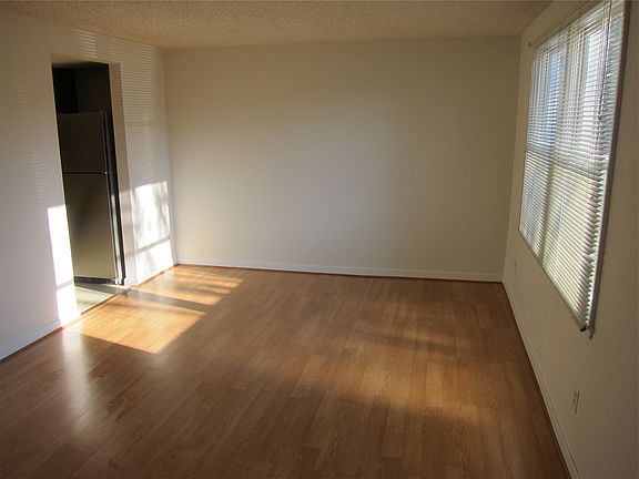 Living room (laminate floor)