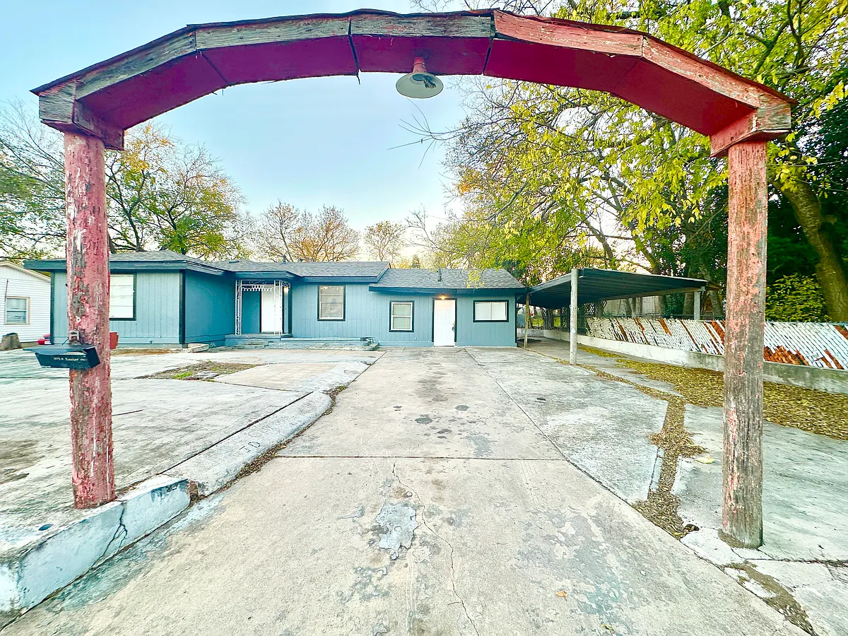 Building Photo - 104 E Fowler Ave