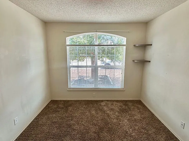 1206 Elmo Ln — Photo 11