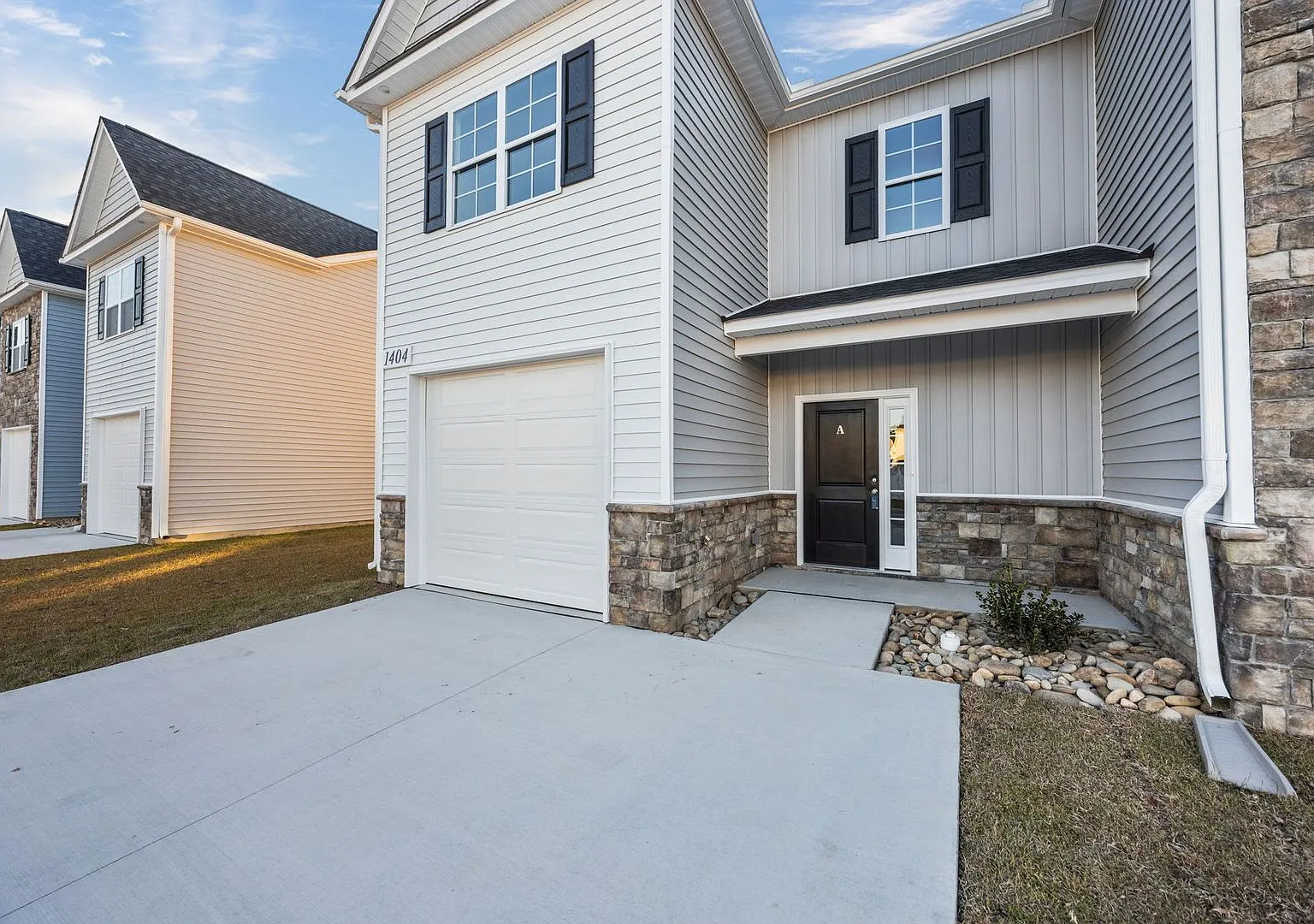 Brand New Townhome in Brook Hollow! Only .4 miles from ECU Health! — Photo 4