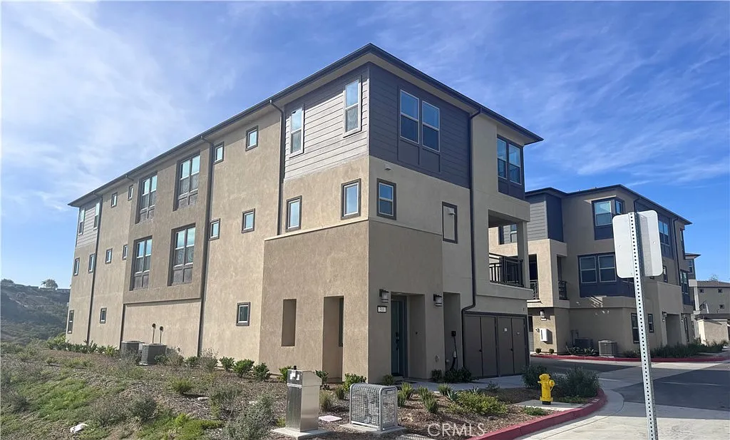3 bed, 2.5 bath, 1408 sqft, $3,950 — Photo 1