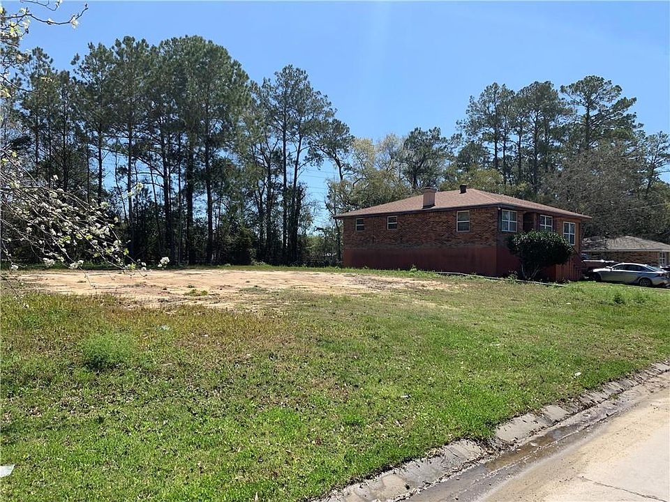 2nd image of 2970 Camellia Dr