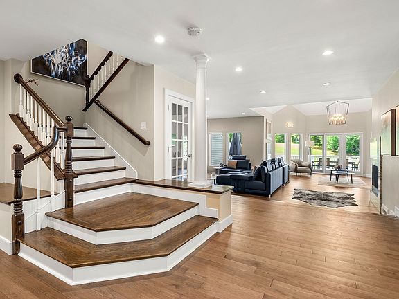 4th image of 204 Country Club Way