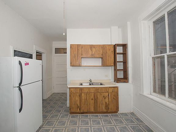 3rd image of 710 N Bishop St #1