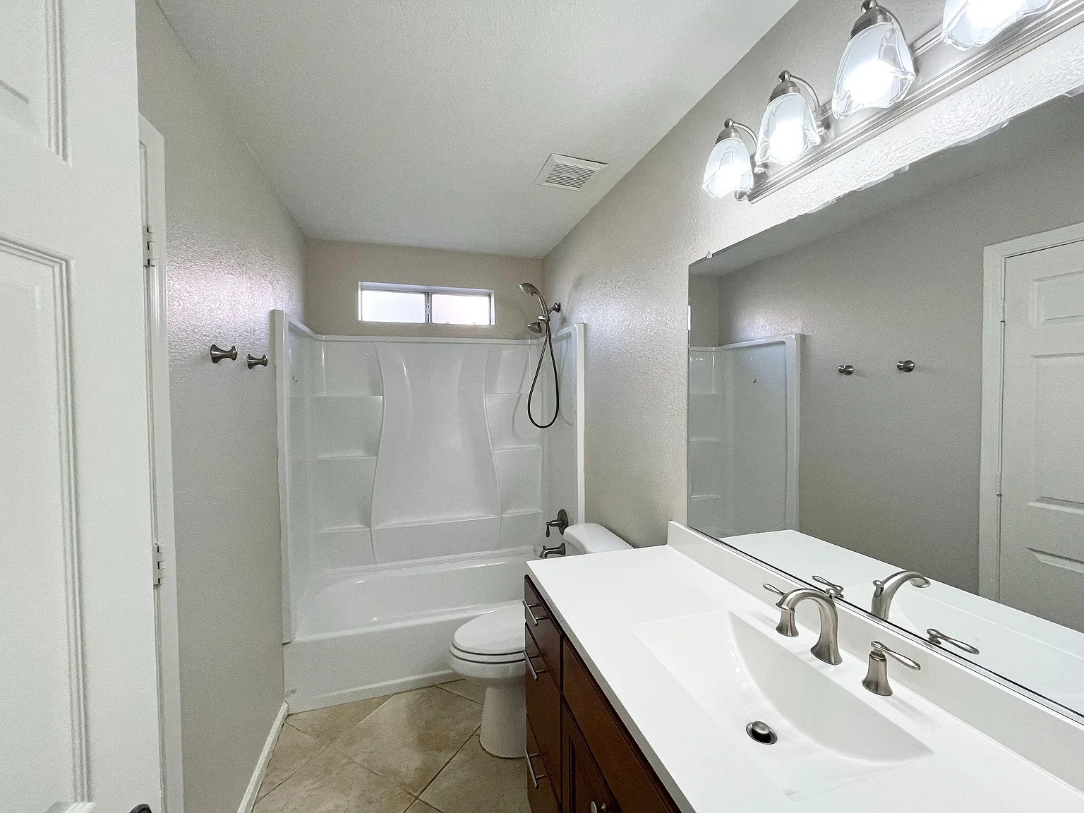 4 bed, 3.0 bath, 2168 sqft, $1,001 — Photo 4
