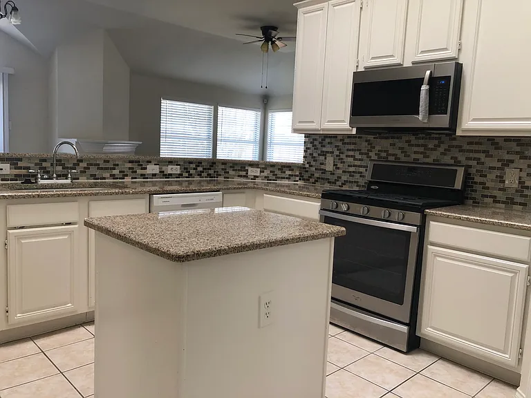 3841 Rolling Hills Dr — Photo 18