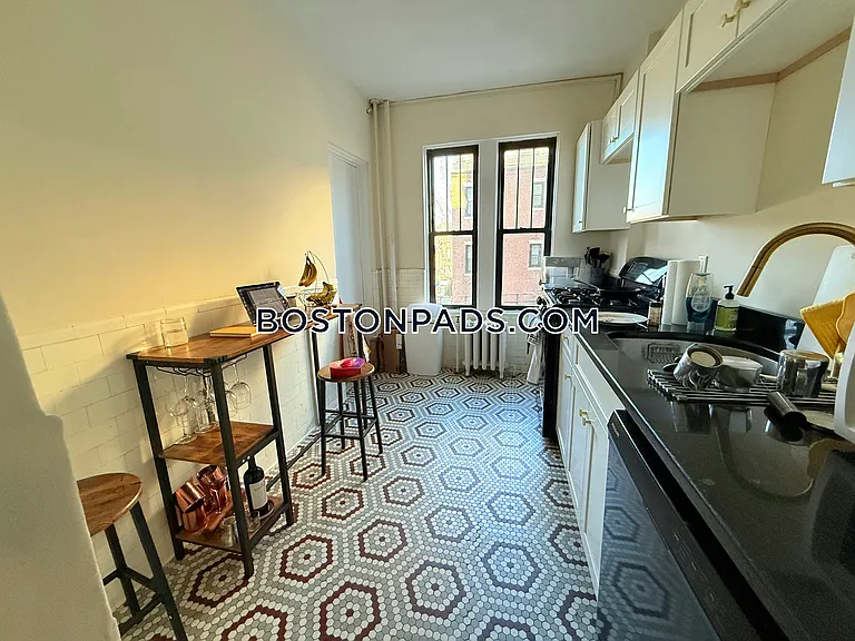 452 Park Dr #4 — Photo 3