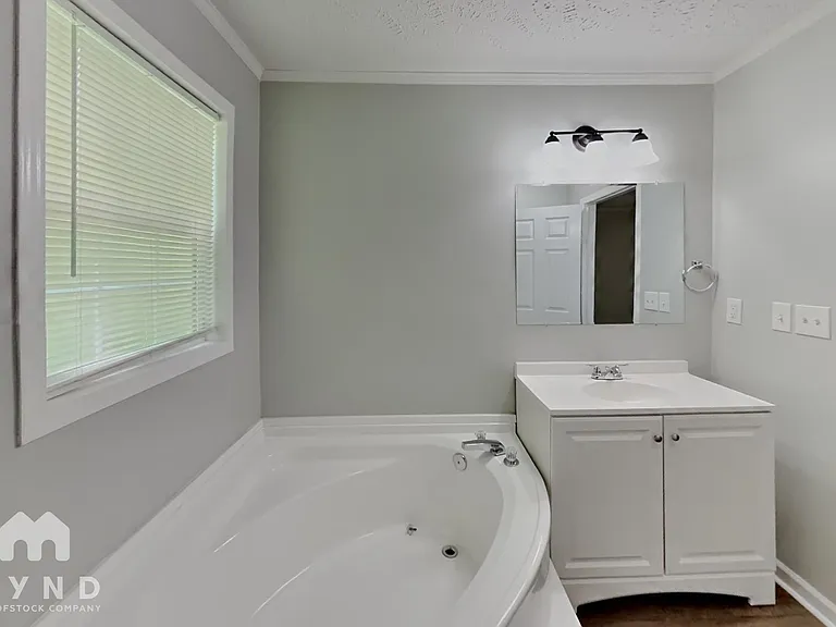 2208 Shalimar Dr — Photo 9