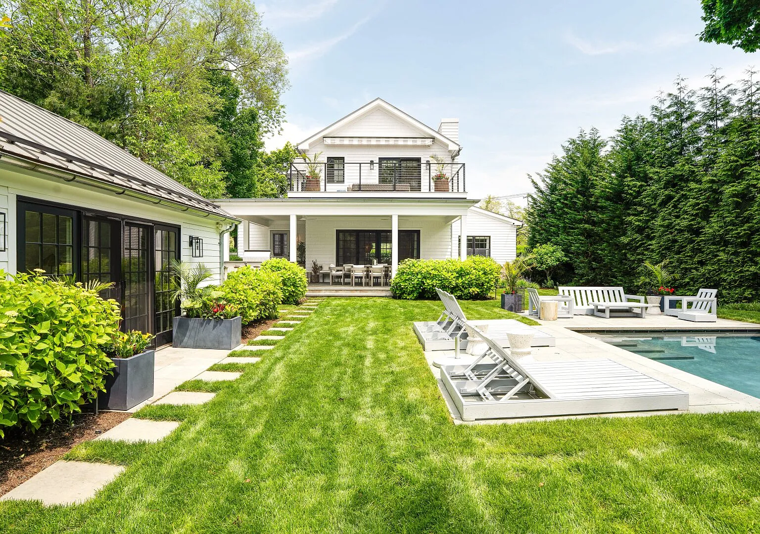 Luxury Sag Harbor Retreat w Pool, Pool House & Chic Interiors — Photo 2