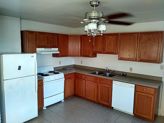 Kitchen with electric oven and dishwasher