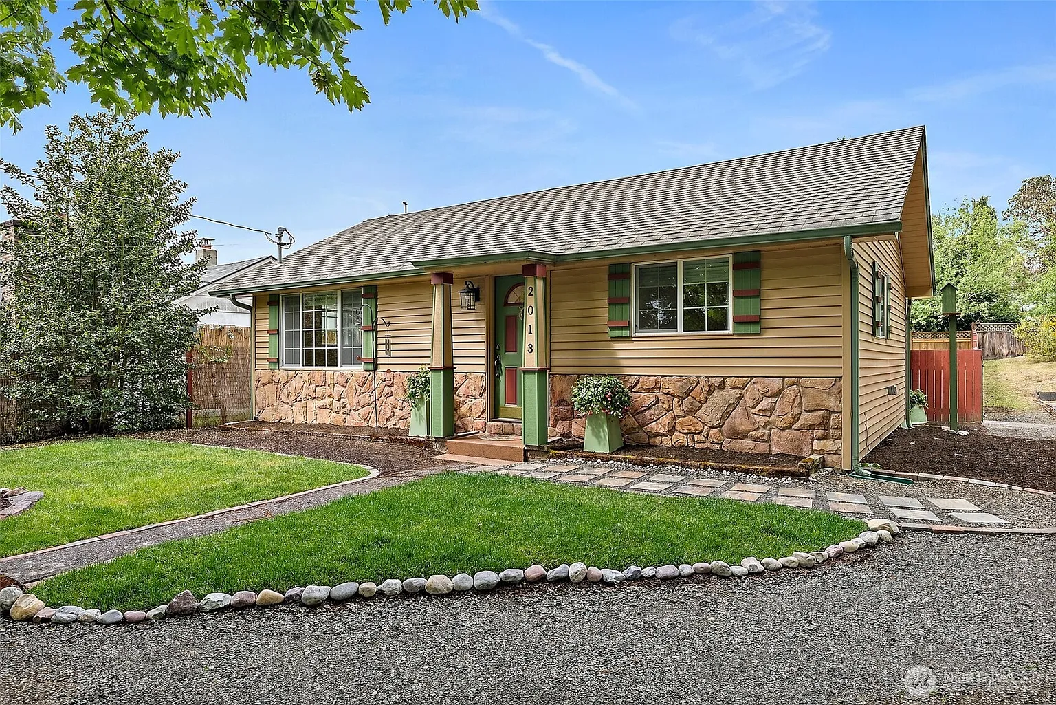 2013 Jacobsen Boulevard NE photo 1