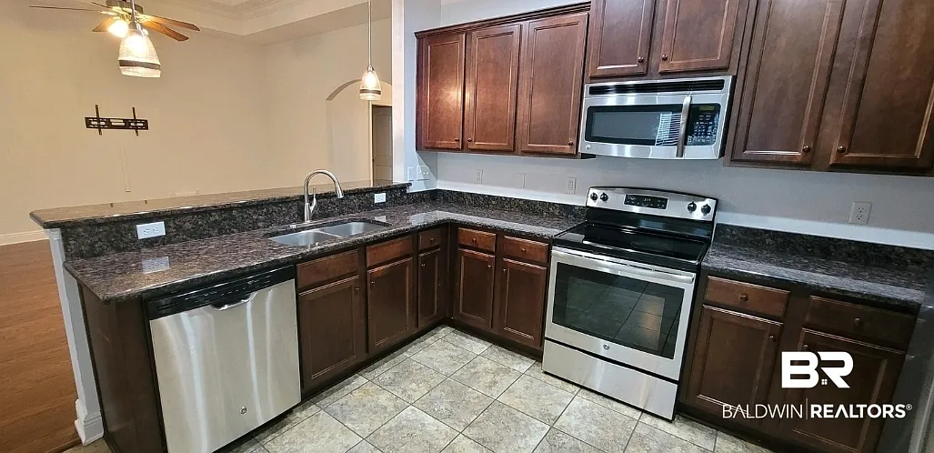 3 bed, 2.0 bath, 1790 sqft, $2,400 — Photo 3