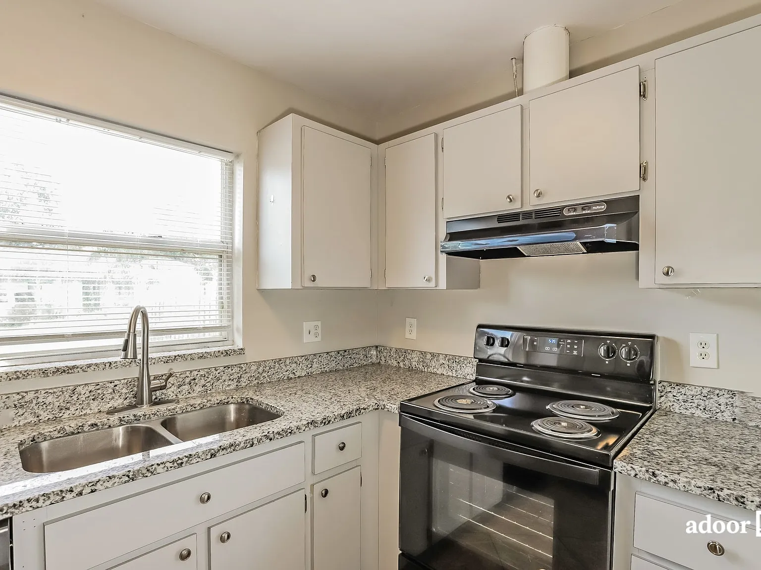 3 bed, 2.0 bath, 1136 sqft, $2,145 — Photo 3