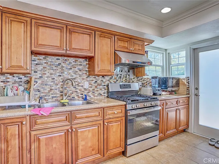 1409 Lakeside Ln — Photo 11