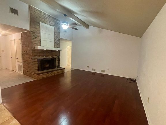 3rd image of 920 Shumard Oak St