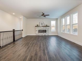 N73W17755 Mineral Dr, Menomonee Falls, WI 53051