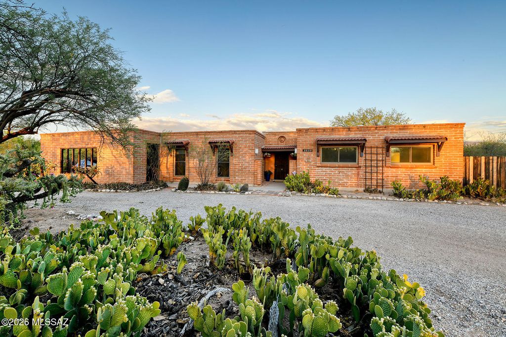 3520 N Melpomene Way, Tucson, AZ