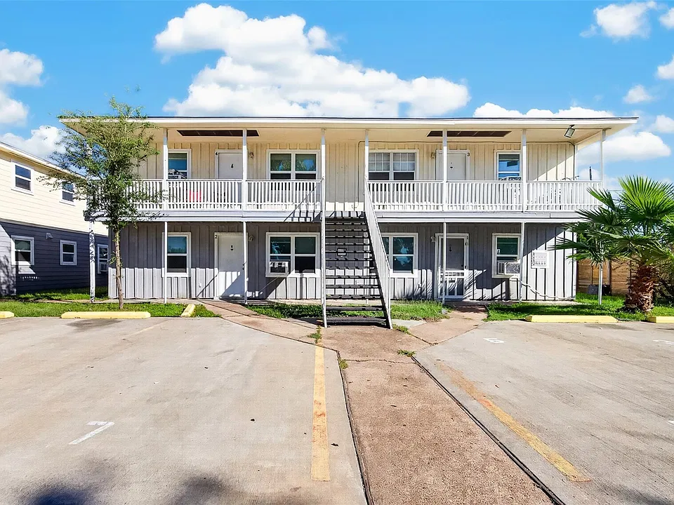 3501 Brewster St #10