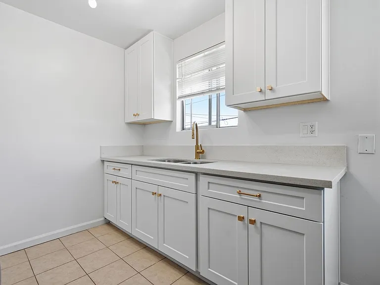 Adams - 733 — Photo 8