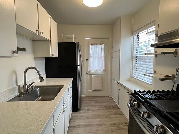 3rd image of 2022 Pomona Ave #A