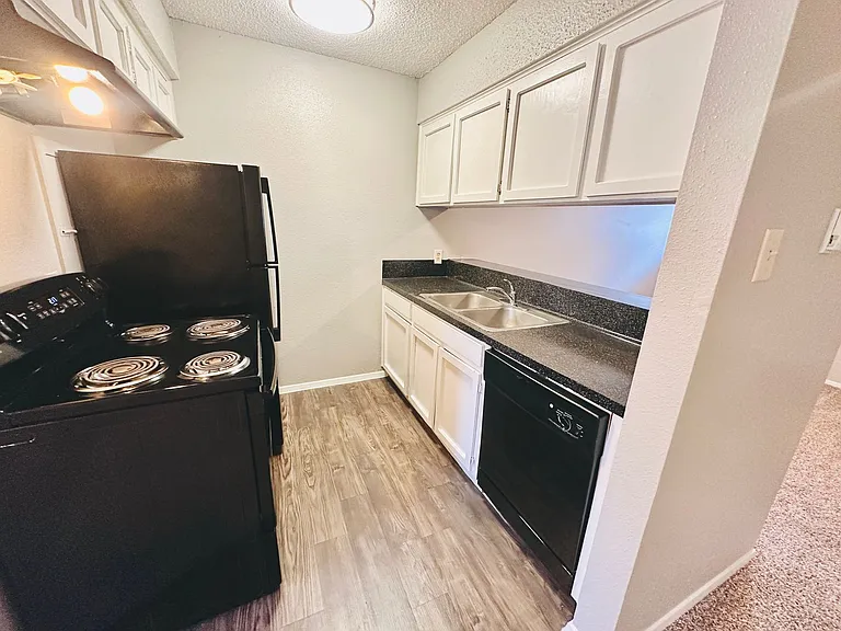 Awesome open Studio Apartments Close to Downtown — Photo 54