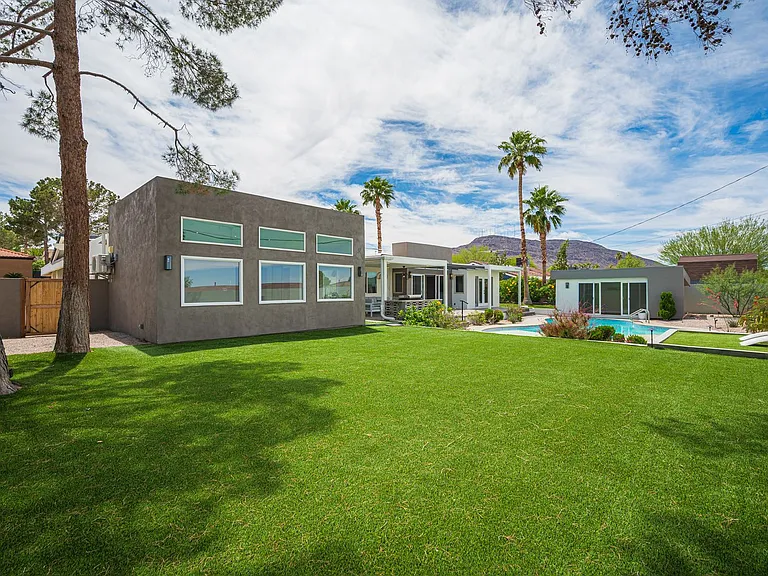 330 E Country Club Dr — Photo 15