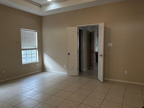 4th image of 733 Country Dr