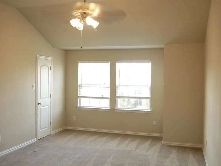 4660 Perthshire Ct — Photo 12